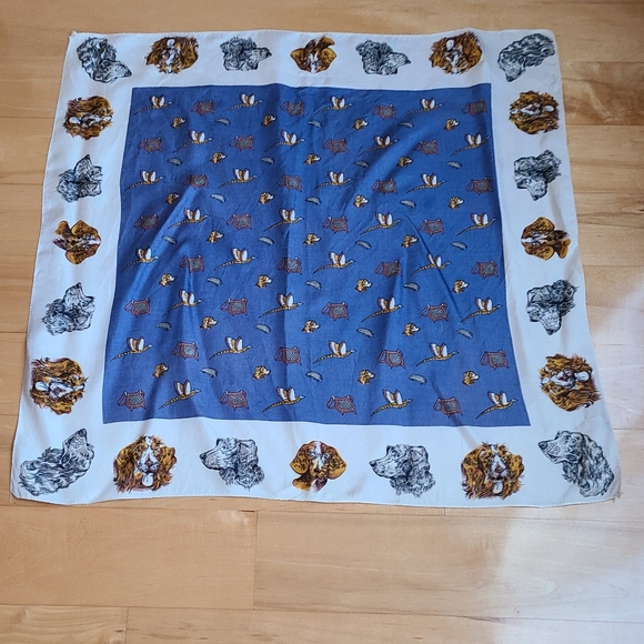 Small almost square scarf- 🐕 🐶 - Picture 1 of 4
